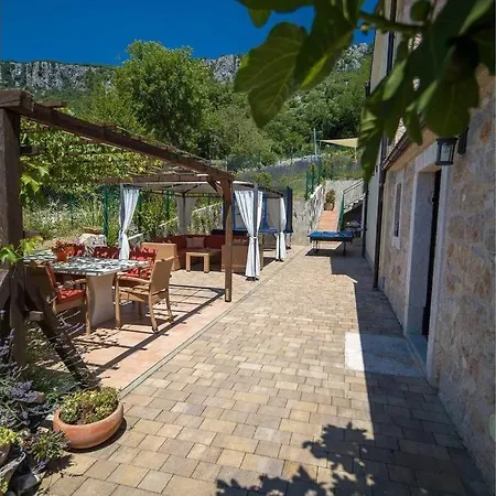Domaine Vinodolsun Zwei Villen, Ein Grundstueck Und Platz Fuer Bis Zu 20 Personen Vila