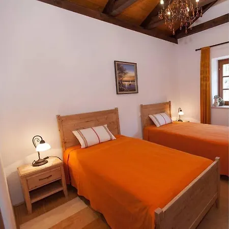 Domaine Vinodolsun Zwei Villen, Ein Grundstueck Und Platz Fuer Bis Zu 20 Personen Vila