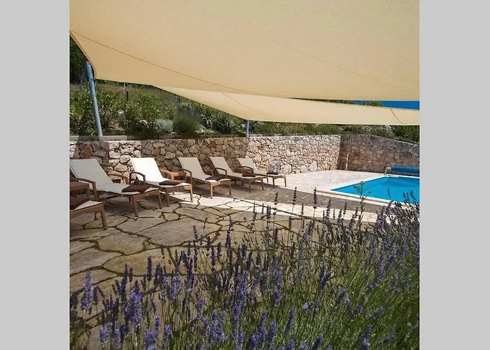 Domaine Vinodolsun Zwei Villen, Ein Grundstueck Und Platz Fuer Bis Zu 18 Personen Villa